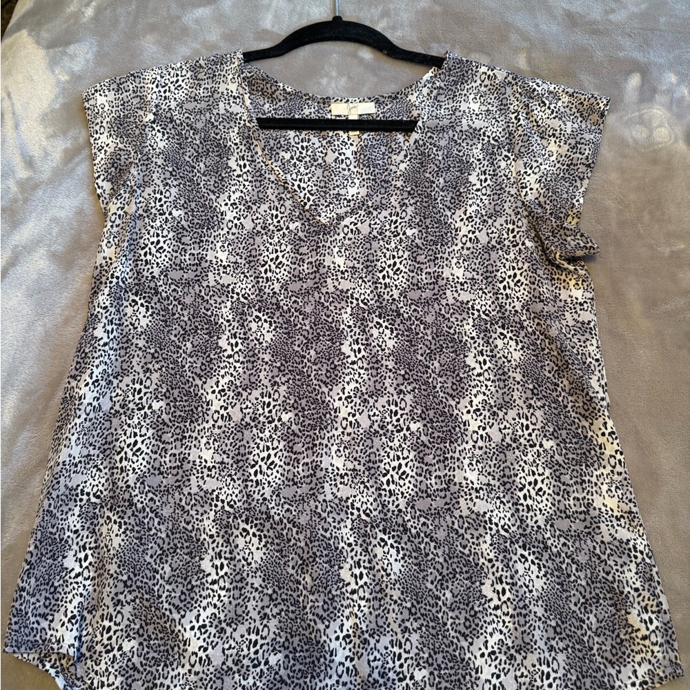 Joie 100% Silk Blouse. Snow Leopard print. Size:XS